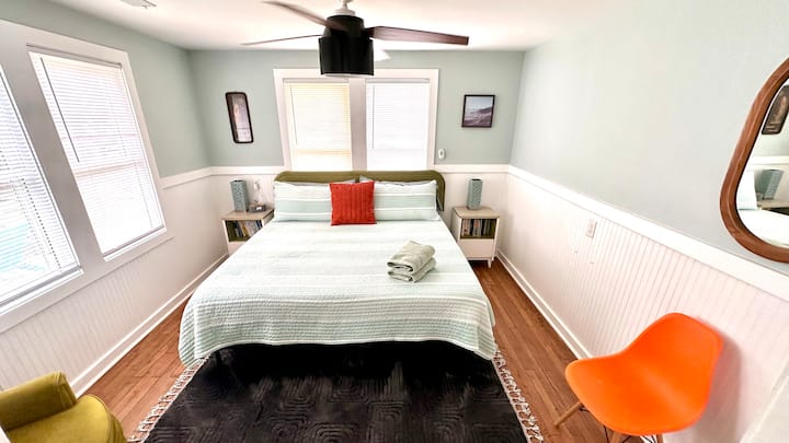 ห้องนอนคิงไซส์มีสไตล์พร้อมแสง☀️แดดส่องถึงนาฬิกาลำโพงบลูทูธ/ที่ชาร์จโทรศัพท์โคมไฟและที่นั่ง