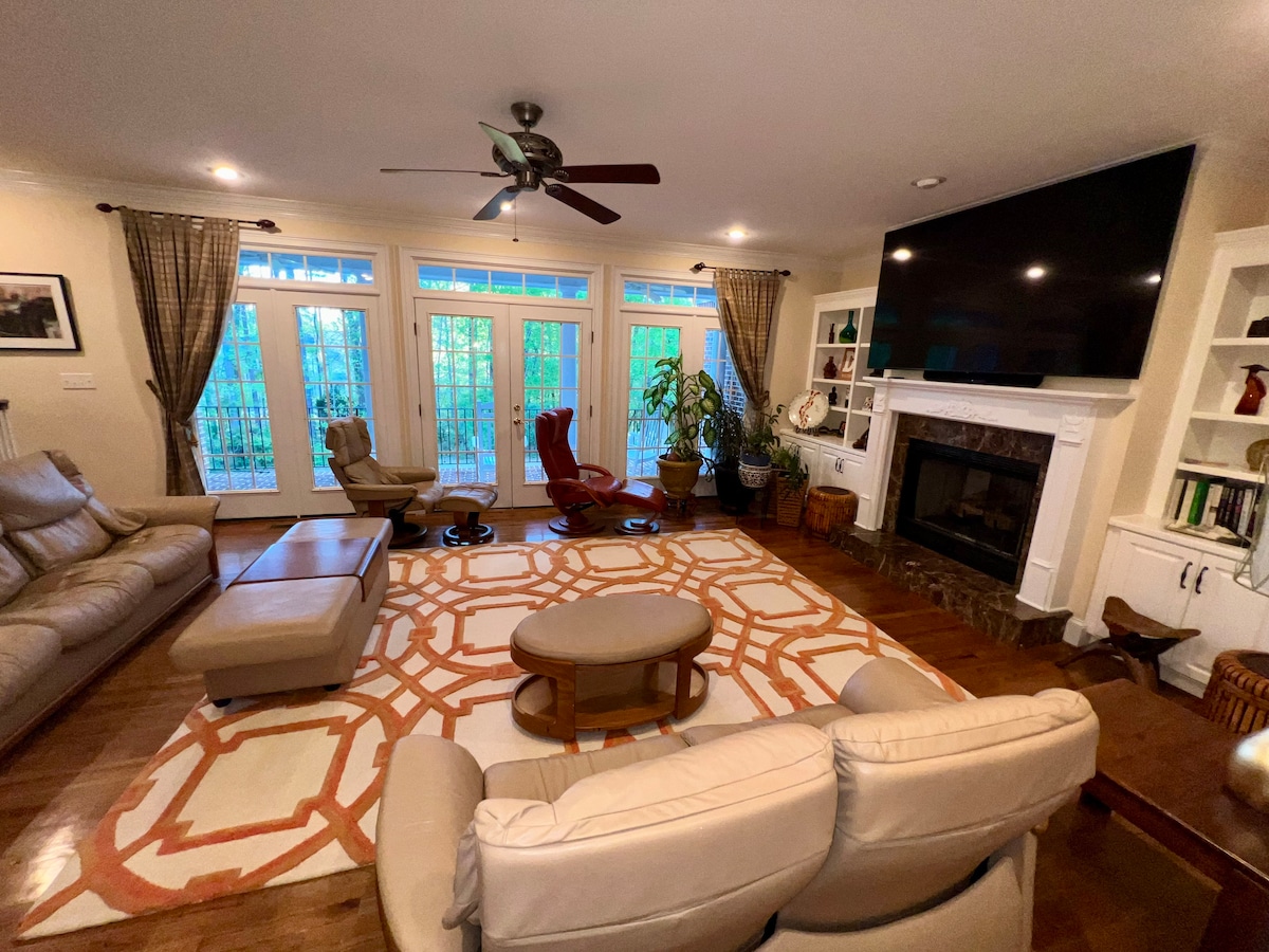 Top Airbnb: Home inside West Lake Country Club Gated Community in Martinez