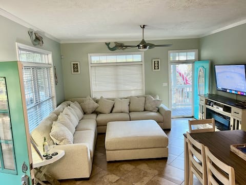 Popular Airbnb listing: Come enjoy Surfside Beach and all it has to offer! in Surfside Beach
