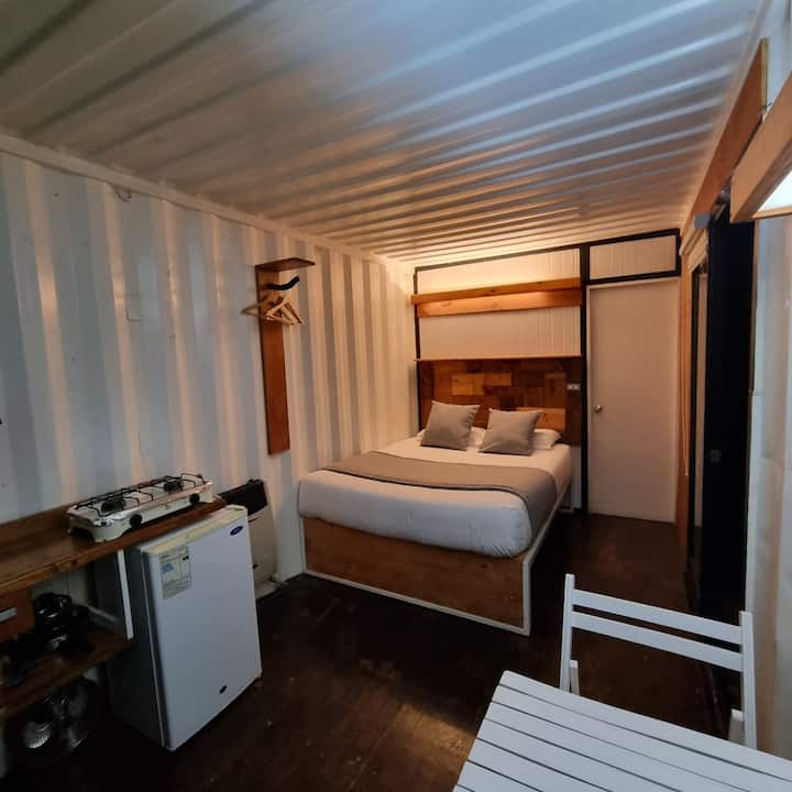 Habitación con cama de dos plazas, comedor de diario, cocina, baño privado.
incluye sábanas, amenities, toallas.