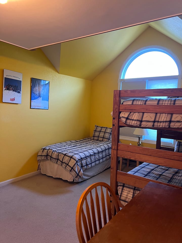 Spoločná spálňa s extra manželskou posteľou v lofte