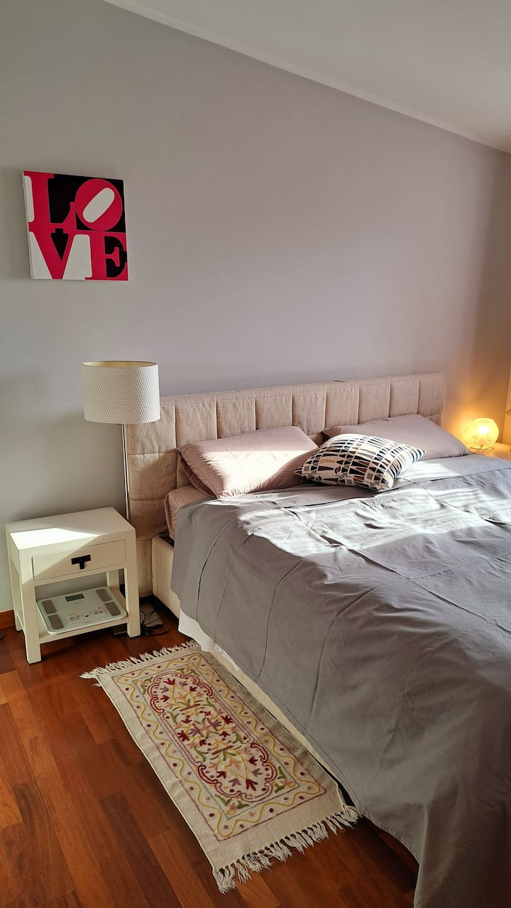 מיטת קינג סייז 180x200. מזרן בגובה 35 ס"מ עם כיסוי. נוחות מרבית