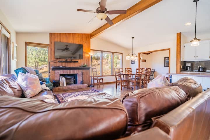 Epic Hot Tub Views! Deck, Fireplace, 2 Dens - Estes Park
