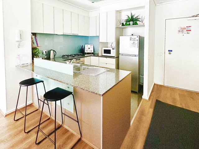 Steps away to City & Yarra River *3BR+WiFi+Parking gallery image 4