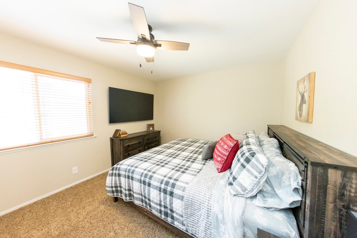 Spálňa č.1 sa nachádza na hlavnom (strednom) poschodí.
Spálňa č.2 a kúpeľňa č.1 sú hneď vedľa tejto izby.