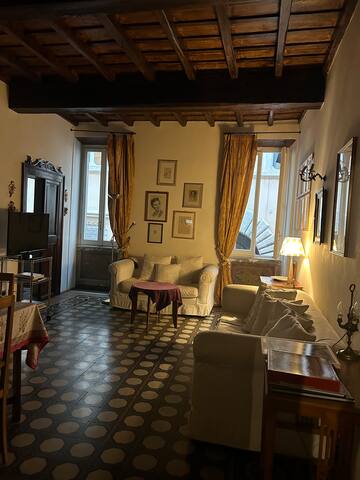 Campo dei Fiori Apartment gallery image 2