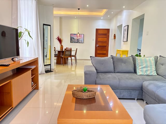 Beautiful Three Bedroom, two Blocks From The Beach