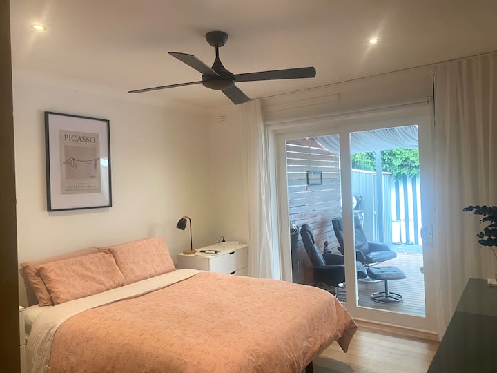 Dormitorio principal con cama de dos plazas, el colchón es Tempur. Hay un ventilador de techo, persiana de bloque, cajones de almacenamiento de ropa, mesitas de noche y lámparas. El televisor tiene un Chromecast. (No hay televisión Ariel en esta habitación)