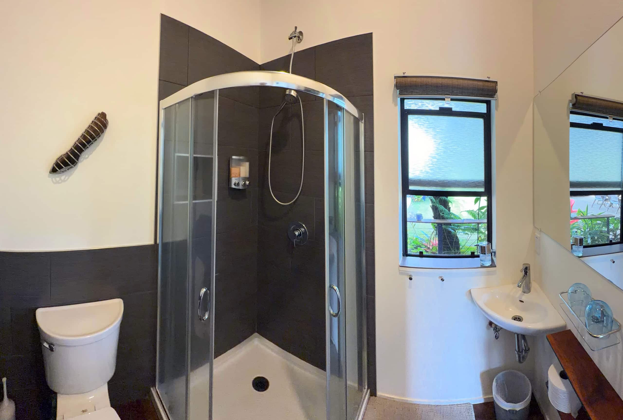 Hilo Bay Room at the Hamakua Chocolate Farm - Image 9