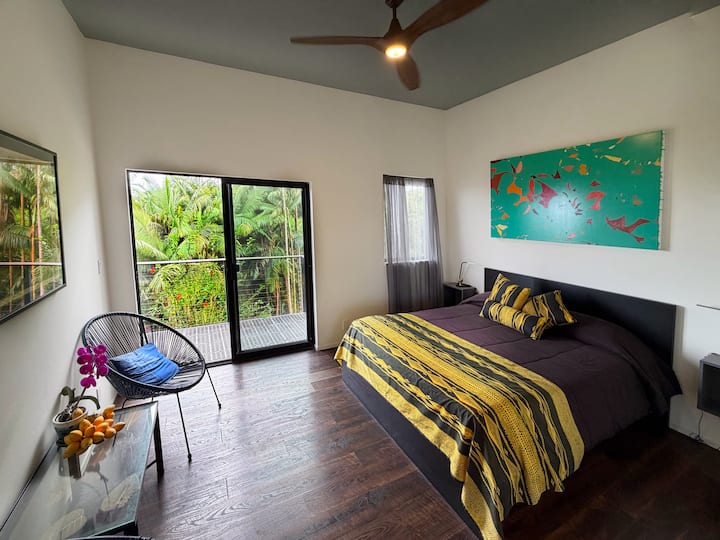 Hilo Bay Room w/private lanai.