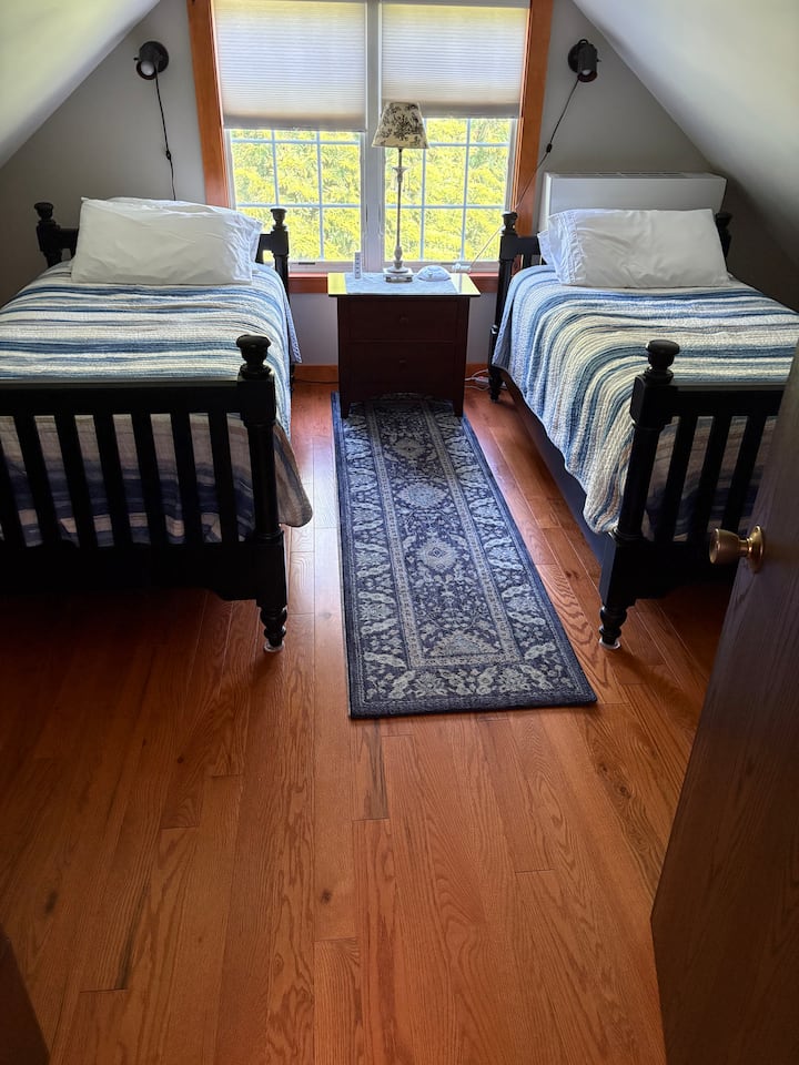 Schlafzimmer im 2. Stock mit schrägen Decken und 2 komfortablen Einzelbetten, Mini-Split-Heizung/Klimaanlage, zusätzliche Kissen und Bettwäsche verfügbar. 