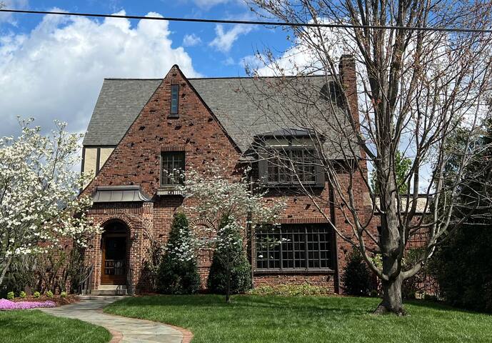 Luxe Comfort in an Artistic & Historic Home gallery image 2