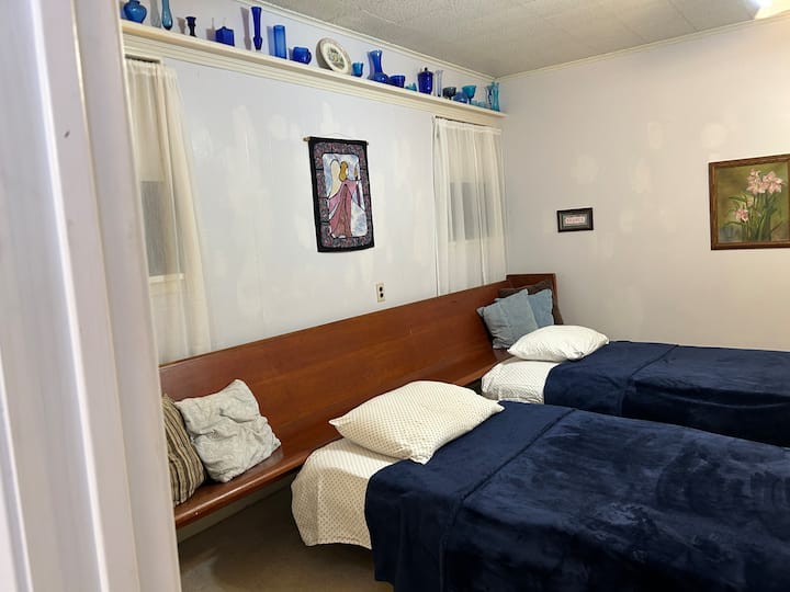 Sehemu hii tulivu yenye starehe inaweza kubadilika. Kanisa linaakisi na linafanya kazi kwa njia mbalimbali. Una chaguo la kuacha futoni kama vitanda viwili vikubwa au makochi mawili au moja ya kila moja.  Vitanda vimewekwa kwa ajili yako. Kuziacha zikiwa zimewekwa ni chaguo lako. 