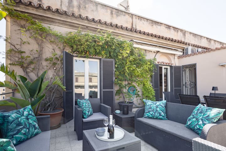 Colosseo. Attic with stunning private terrace