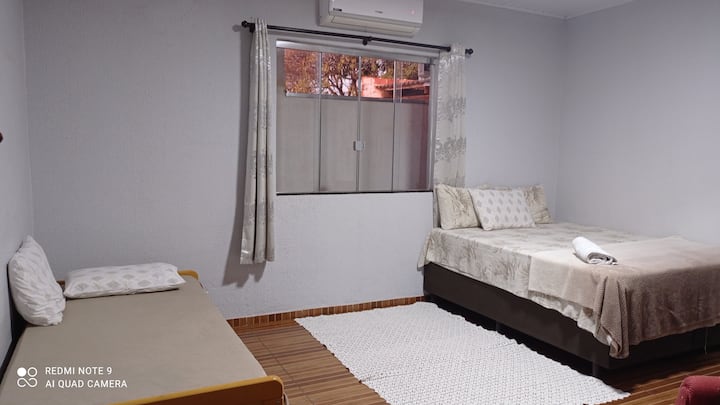 בחדר הראשון עם 16 מ"ר , מיטת קווין סייז אחת ושתי מיטות יחיד ושני מזרנים בודדים,כולם צפיפות חדשה D33. נוח 