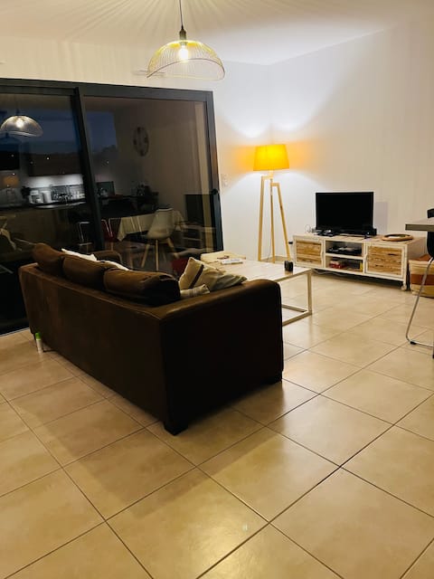Popular Airbnb listing: PORTICCIO CENTRE: SUPERB LARGE 3-ROOM SEA VIEW in Grosseto Prugna