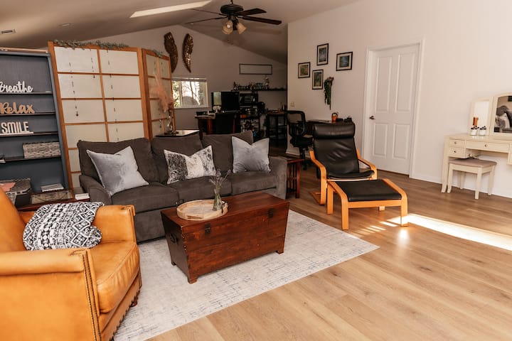 Spacious Studio W/ Kitchenette - 750 Sq Ft - Grass Valley, CA