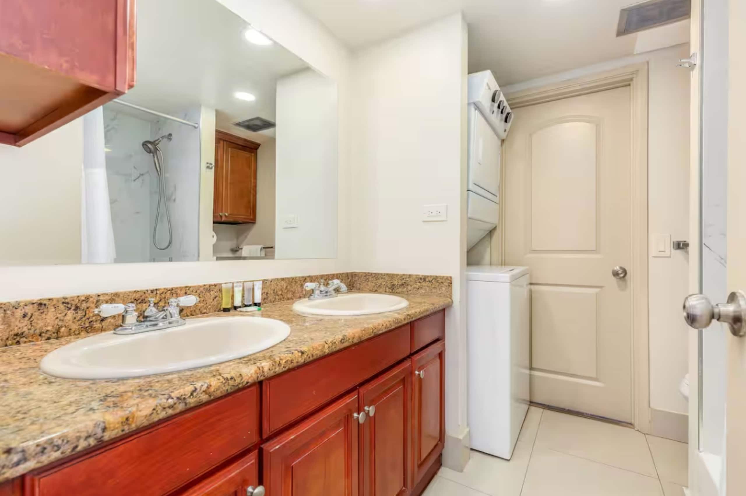Condo in Honolulu · ★5.0 · 1 bedroom · 2 beds · 1 private bath - Image 16