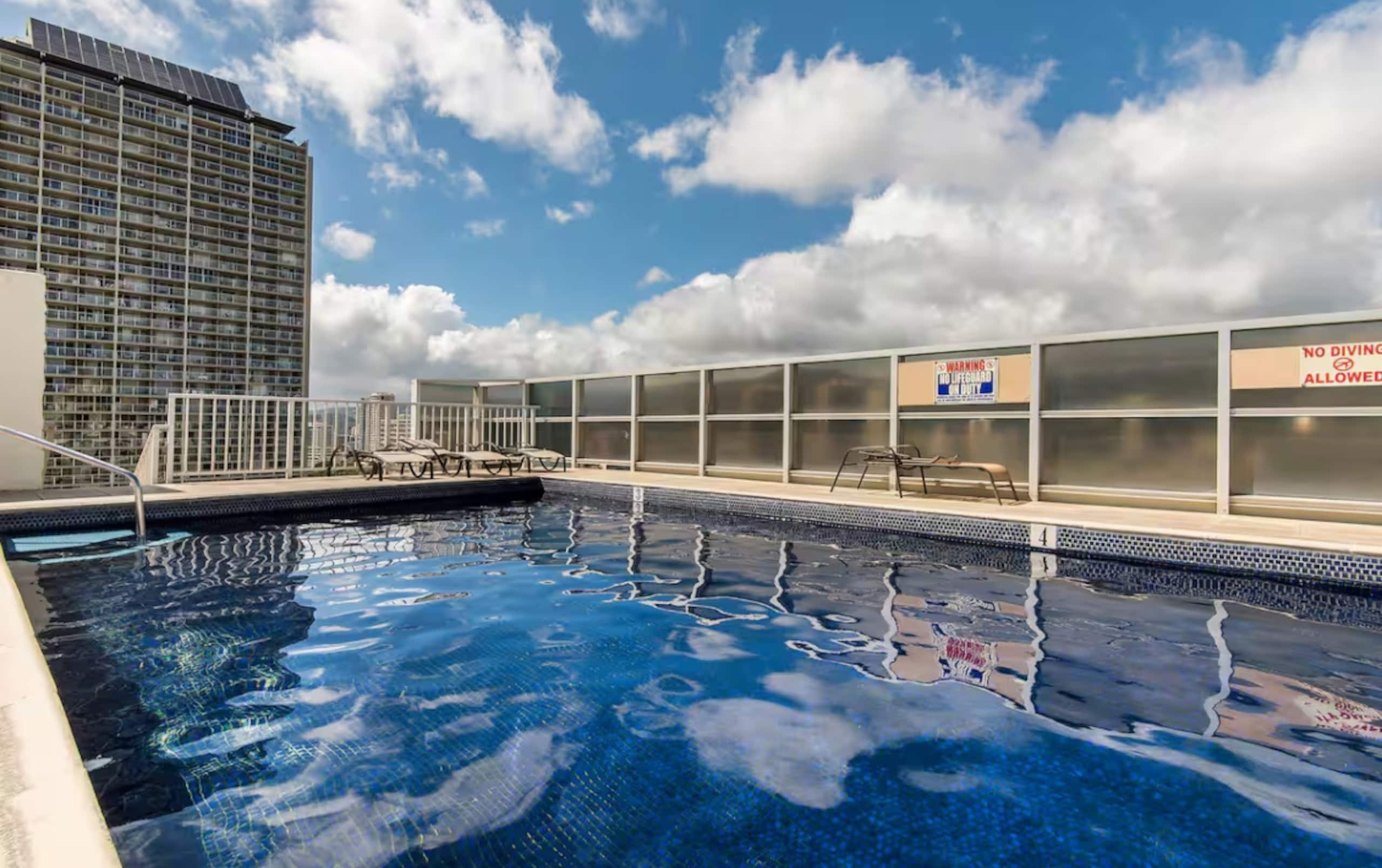 Condo in Honolulu · ★5.0 · 1 bedroom · 2 beds · 1 private bath - Image 39