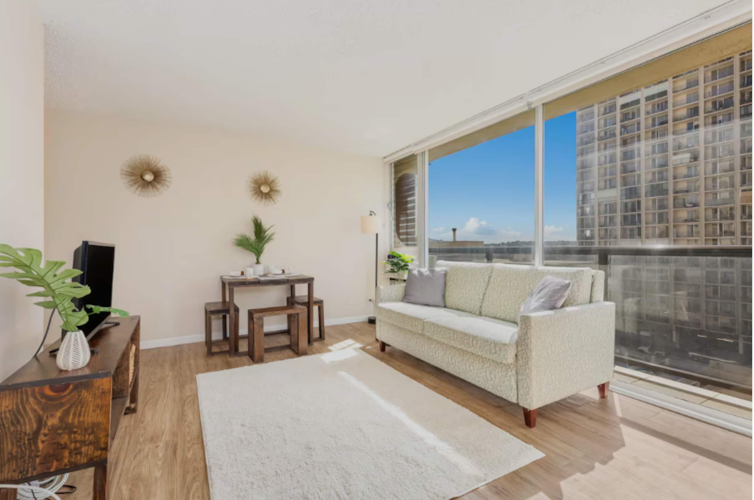 Condo in Honolulu · ★5.0 · 1 bedroom · 2 beds · 1 private bath - Image 1