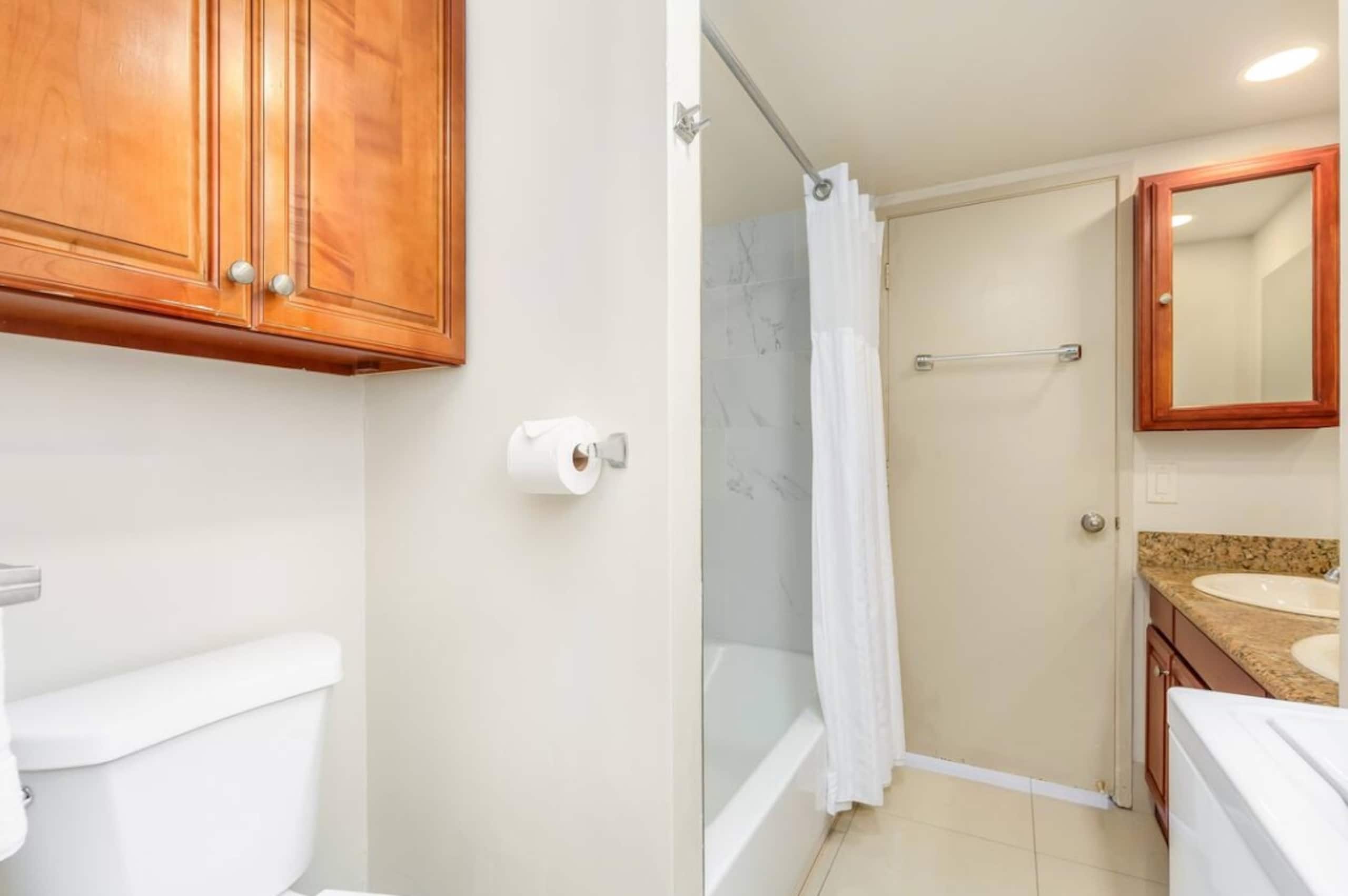 Condo in Honolulu · ★5.0 · 1 bedroom · 2 beds · 1 private bath - Image 18