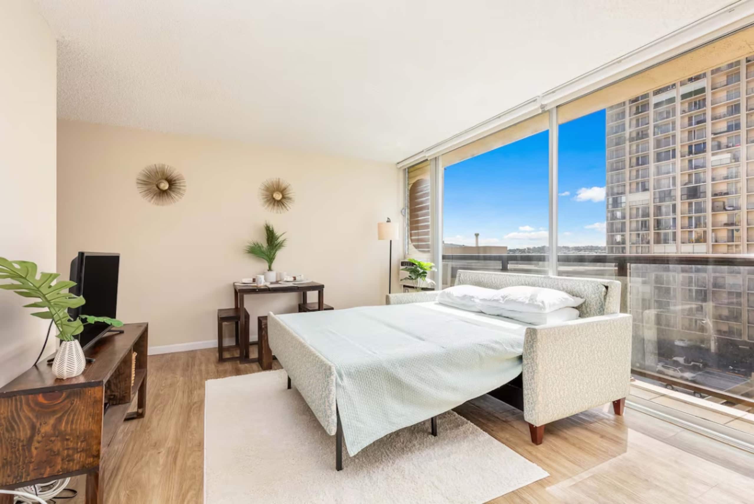 Condo in Honolulu · ★5.0 · 1 bedroom · 2 beds · 1 private bath - Image 5