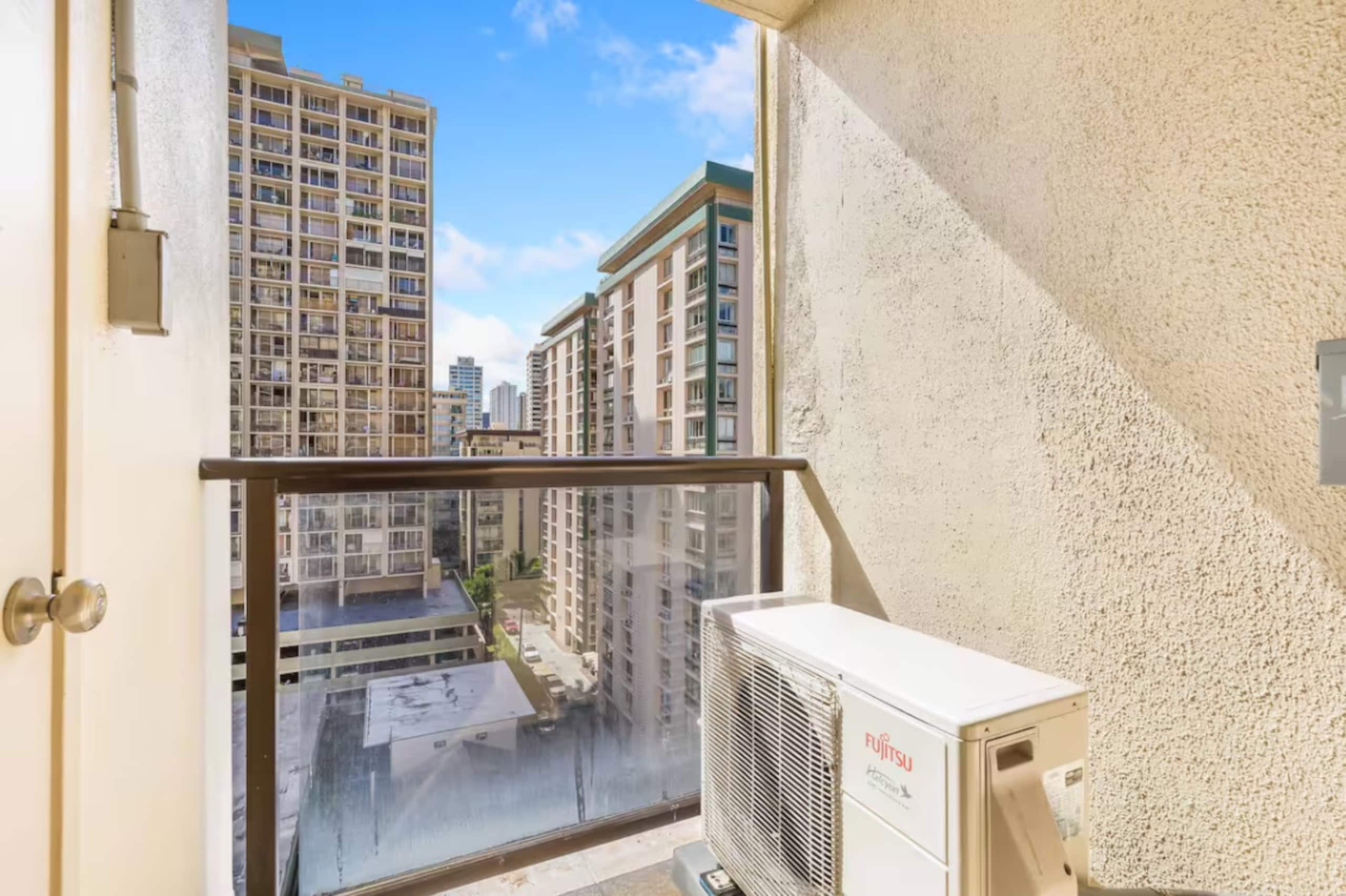 Condo in Honolulu · ★5.0 · 1 bedroom · 2 beds · 1 private bath - Image 21