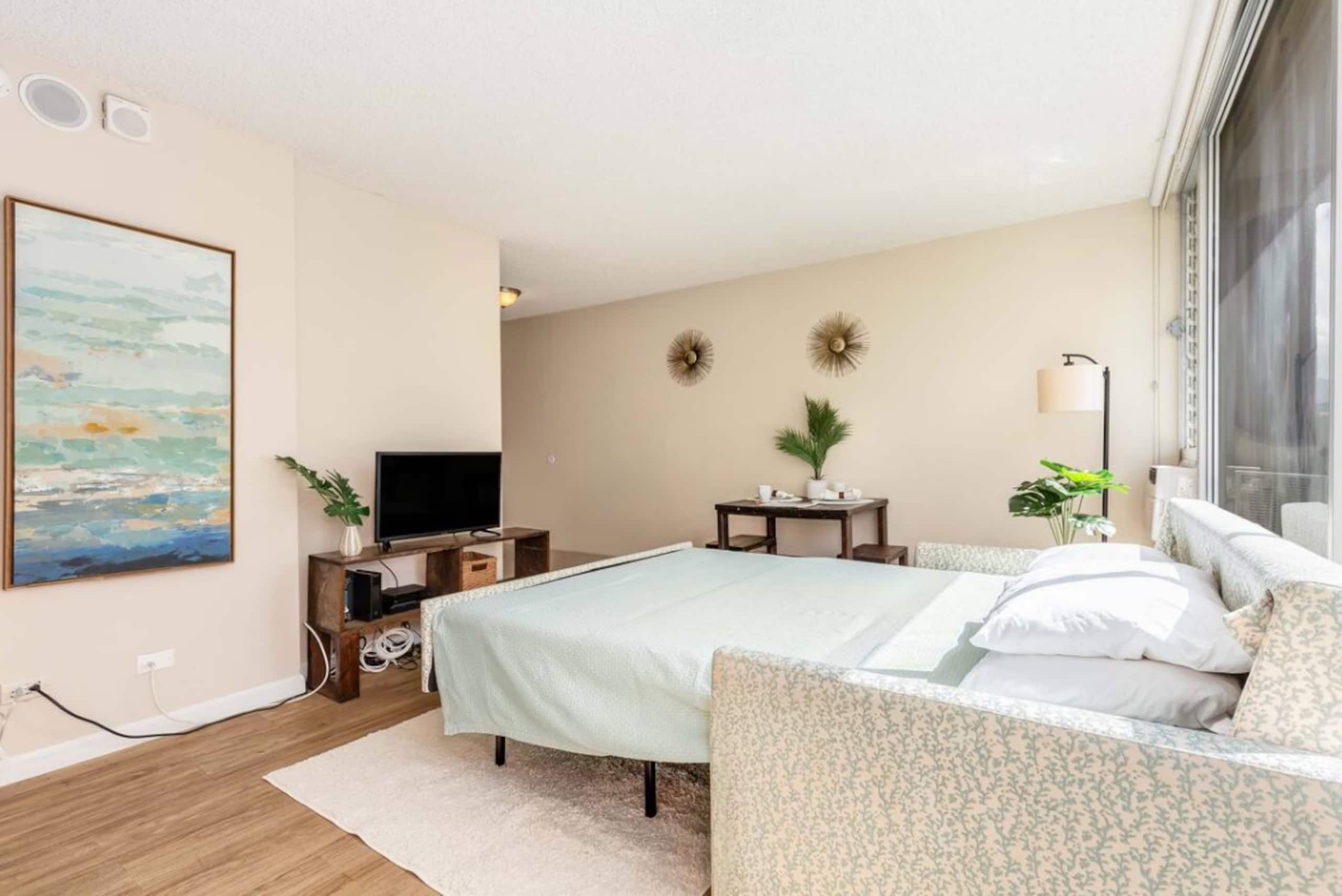 Condo in Honolulu · ★5.0 · 1 bedroom · 2 beds · 1 private bath - Image 4