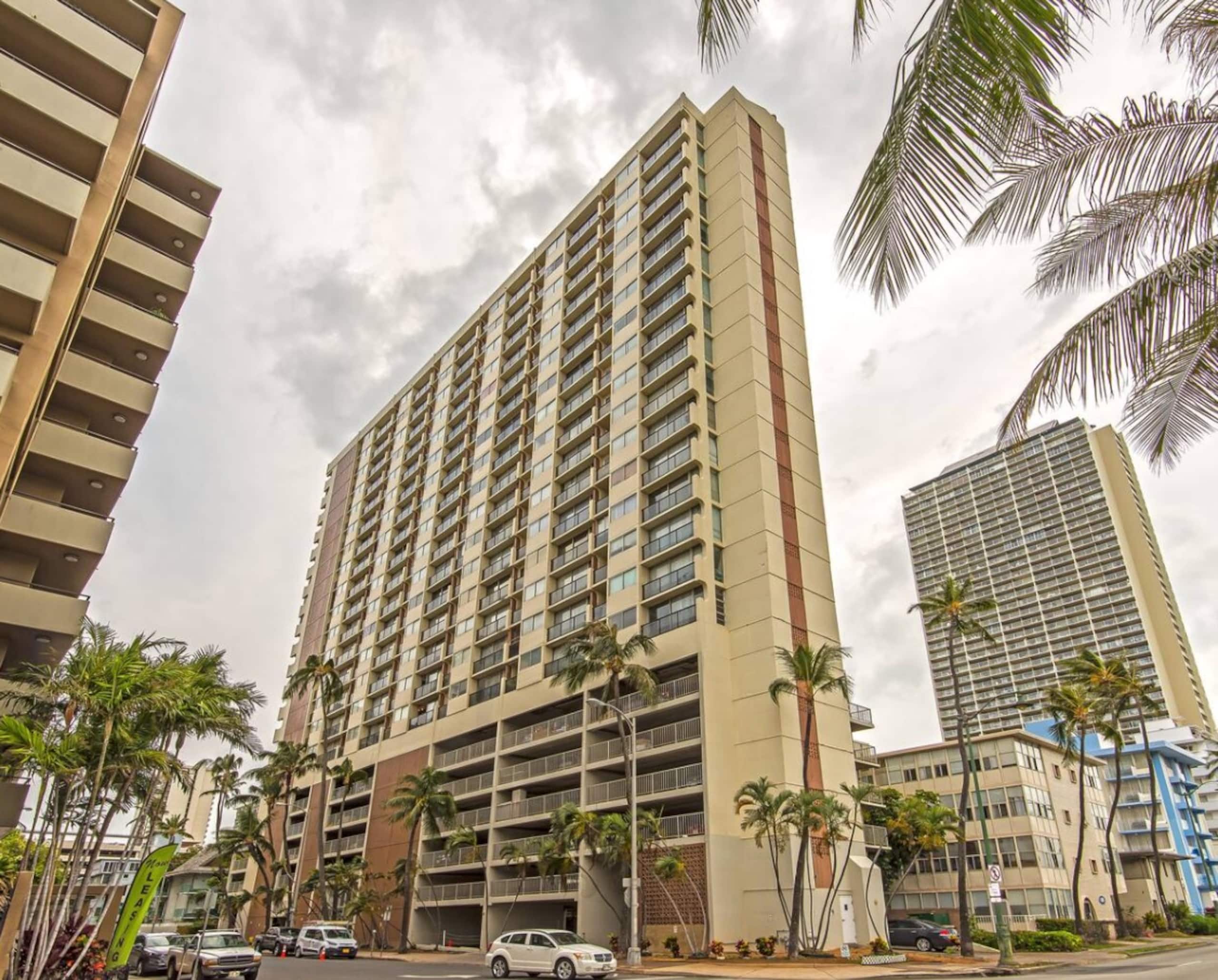 Condo in Honolulu · ★5.0 · 1 bedroom · 2 beds · 1 private bath - Image 37