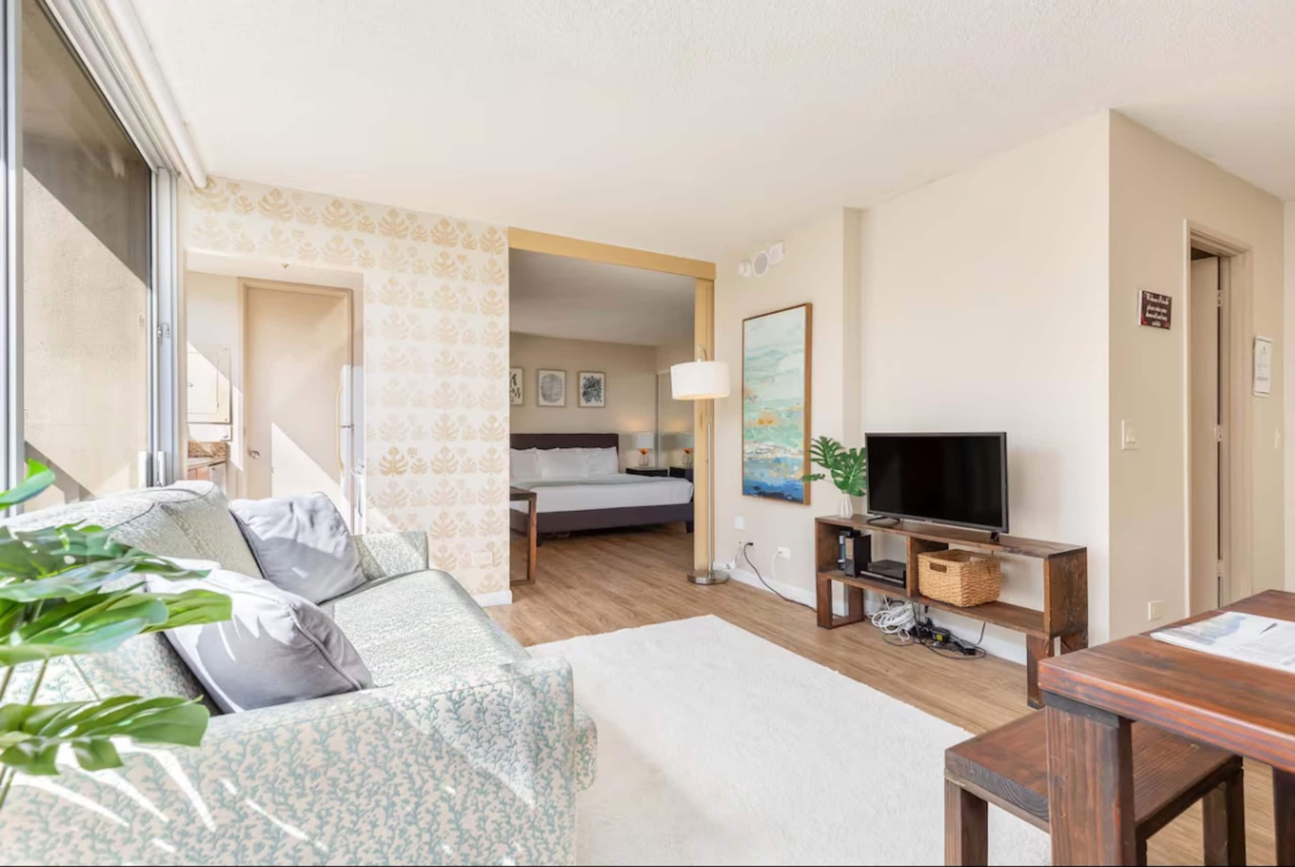 Condo in Honolulu · ★5.0 · 1 bedroom · 2 beds · 1 private bath - Image 2