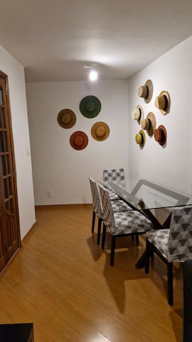 Confortável 2 quartos, sala, banheiro e cozinha.