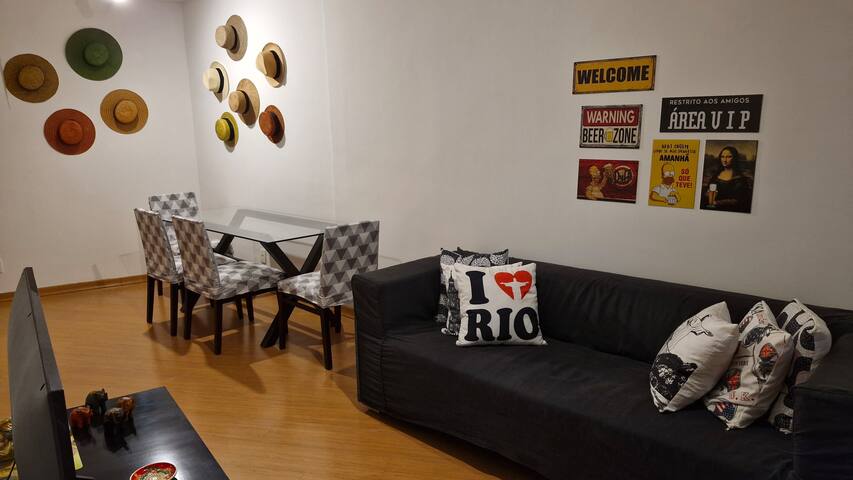 Confortável 2 quartos, sala, banheiro e cozinha.