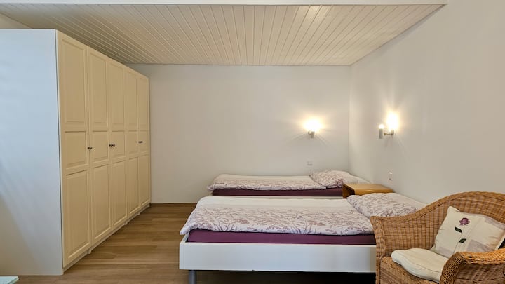 Spálňa 3 s 2 samostatnými lôžkami (každá s rozmermi 100 x 200 cm), ako aj kancelársky kútik s televízorom