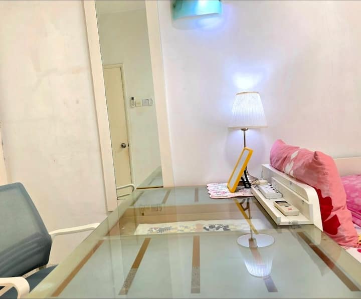 Una mesa de estudio muy grande, una silla de oficina, una lámpara de pie y un enchufe multinacional con cargador tipo C facilitan tu estudio o tu viaje de negocios.