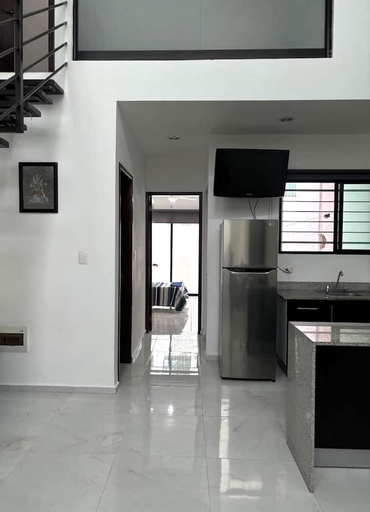 Mlango wa 1 wa chumba cha kulala ulio na vitanda viwili viwili, ulio kwenye ghorofa ya kwanza.