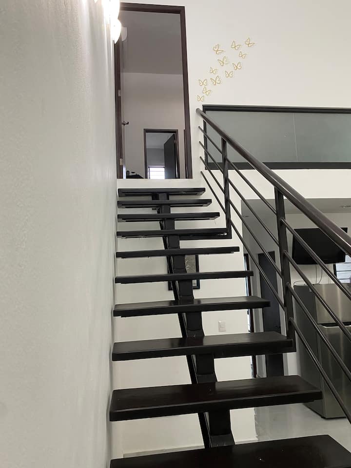 Ngazi ndogo za kisasa za kwenda kwenye chumba kikuu cha kulala.