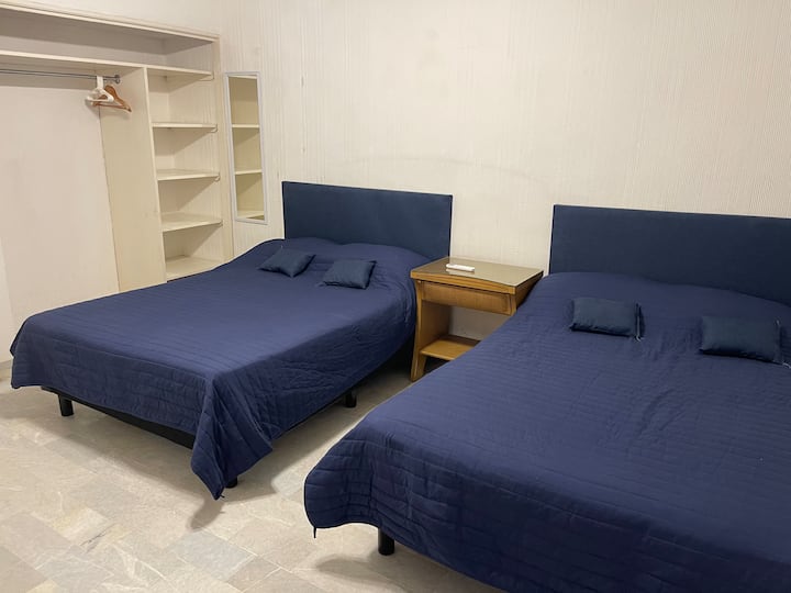 Chumba cha kulala cha pili chenye nafasi kubwa chenye vitanda viwili, kinachofaa kwa familia au makundi.