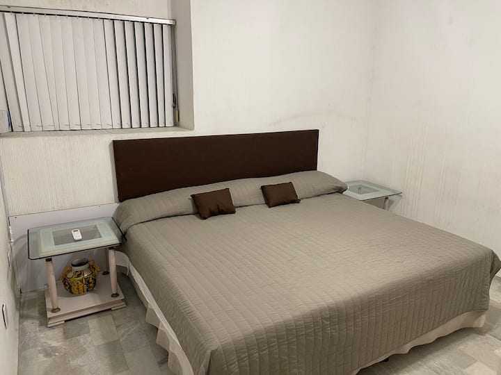 Chumba cha kulala cha tatu kilicho na kitanda cha kifalme, chenye starehe sana kwa wanandoa. 