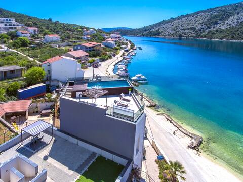 Beachfront luxury villa w/rooftop pool, gym + spa