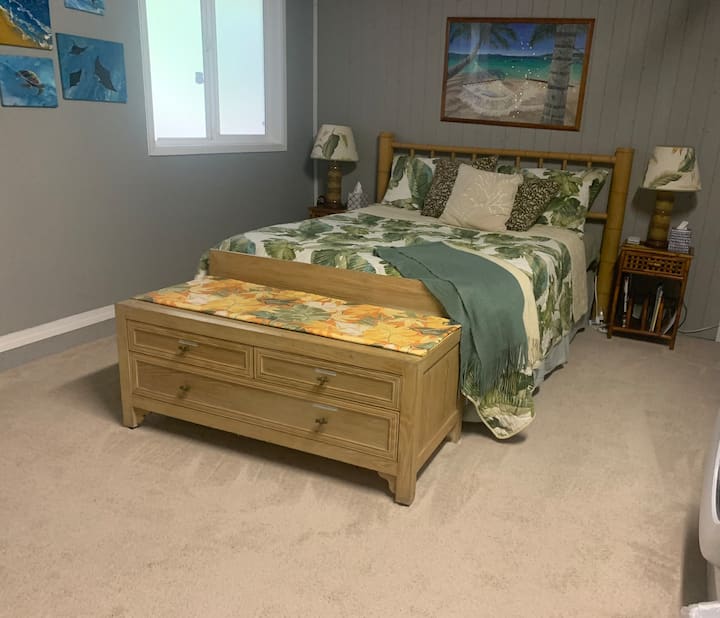 מיטת קווין נוחה מאוד עם כיסוי מיטה נוסף עליה.