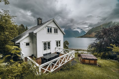 Successful Airbnb property: Kapteinåsen, Sæbø in Ørsta
