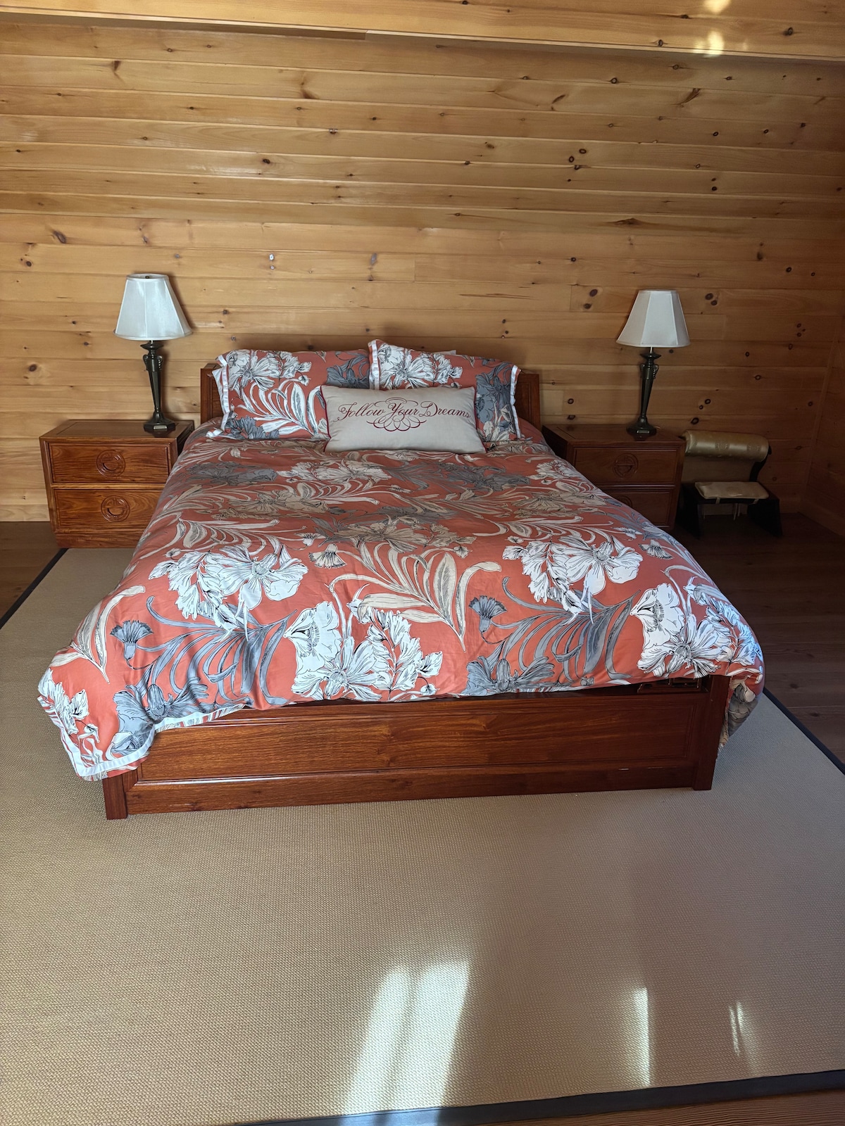 2楼卧室，带独立卫生间和宽敞的起居区。