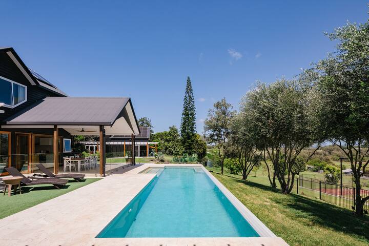 Boulders Beach Retreat – pool, tennis court gallery image 2