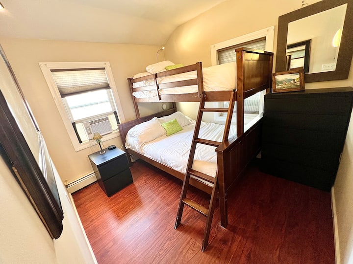 Deuxième plus grande chambre ; dispose d'un lit superposé avec double en bas et de lits jumeaux sur le dessus (peut accueillir 3 personnes). Dispose d'un climatiseur de fenêtre.