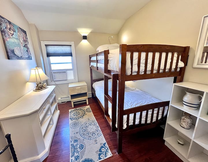 La plus petite chambre ; dispose de deux lits superposés (peut accueillir 2 personnes). Dispose d'un climatiseur de fenêtre.