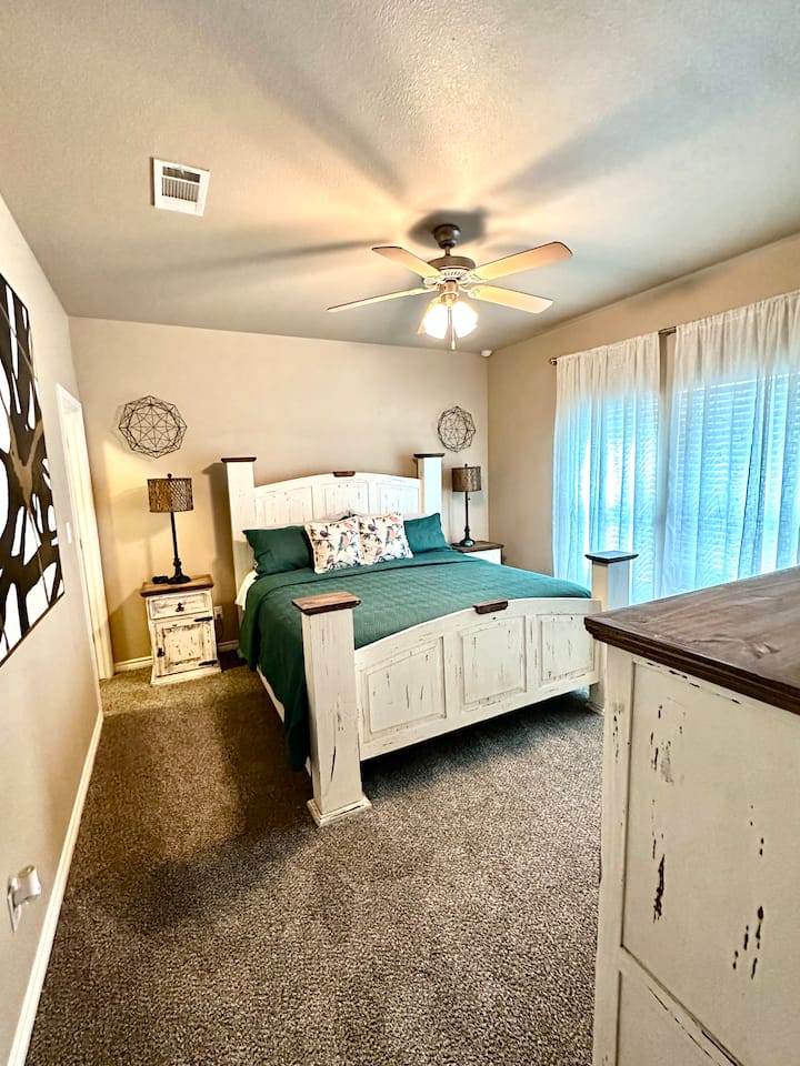 საწოლი 193×203 სმ მასტერსუიტაში, რომელსაც უკავშირდება მასტერსააბაზანო. ხმის გენერატორი, მაღვიძარები, ჭკვიანი ტელევიზორი.