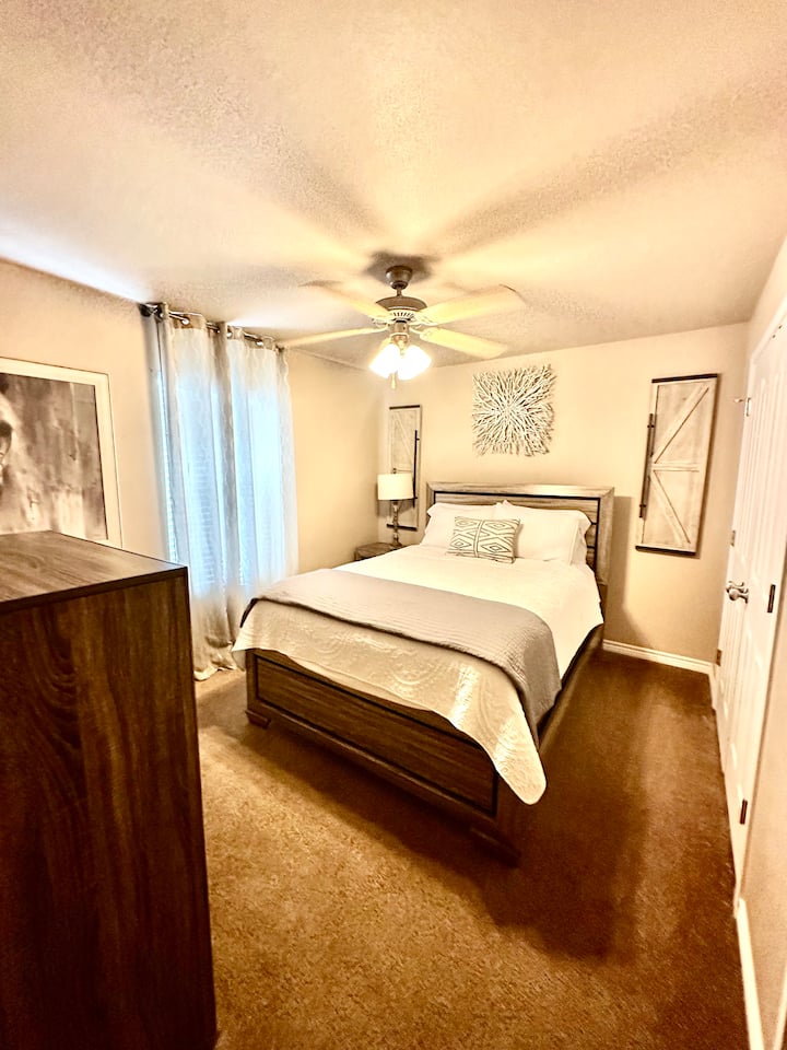 საწოლი 150–179 სმ, ჭკვიანი ტელევიზორი, მუსიკის აპარატი და ჭკვიანი ტელევიზორი.  