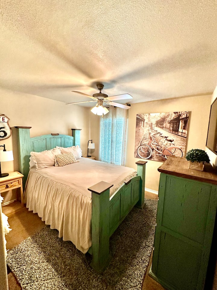 საწოლი 150×200 სმ, მუსიკის აპარატი, მაღვიძარა და Smart TV