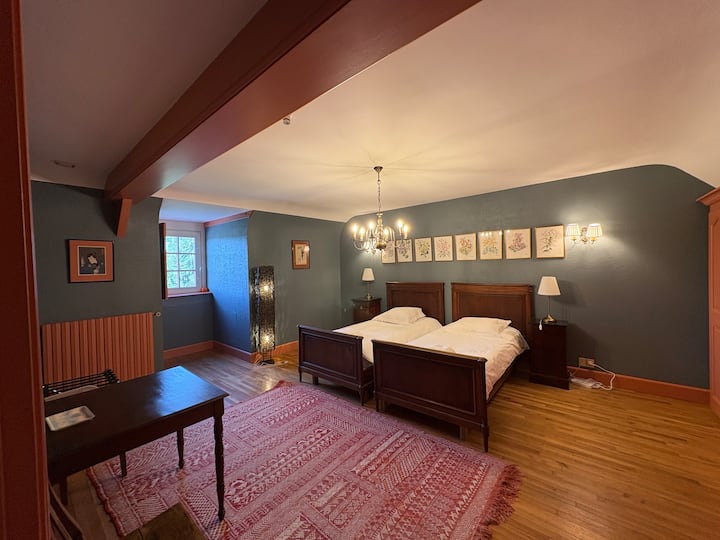 Habitación del Muntjac - piso de la casa de la alberca 
Dos camas individuales y baño privado
Baño compartido en el rellano con la habitación del Guemal