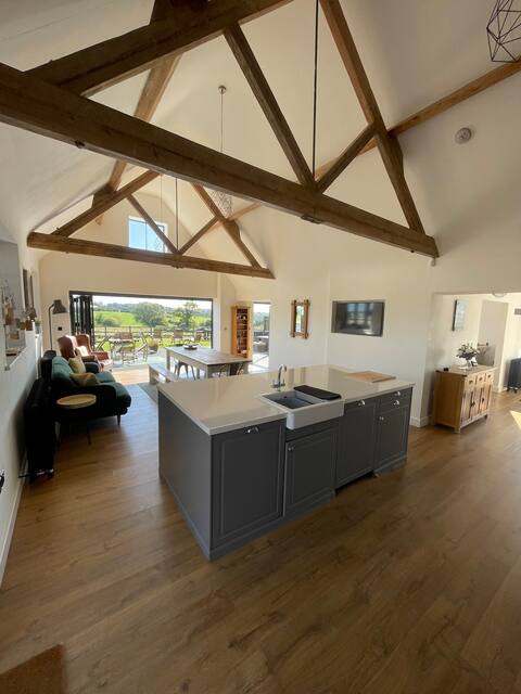 Barn Conversion with Hot Tub & Beautiful Views